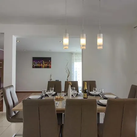 Mit Privatpool Fuer 7 Personen Ca 130 Qm In Pula, Istrien Istrische Riviera * Pula