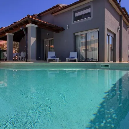 Mit Privatpool Fuer 7 Personen Ca 130 Qm In Pula, Istrien Istrische Riviera